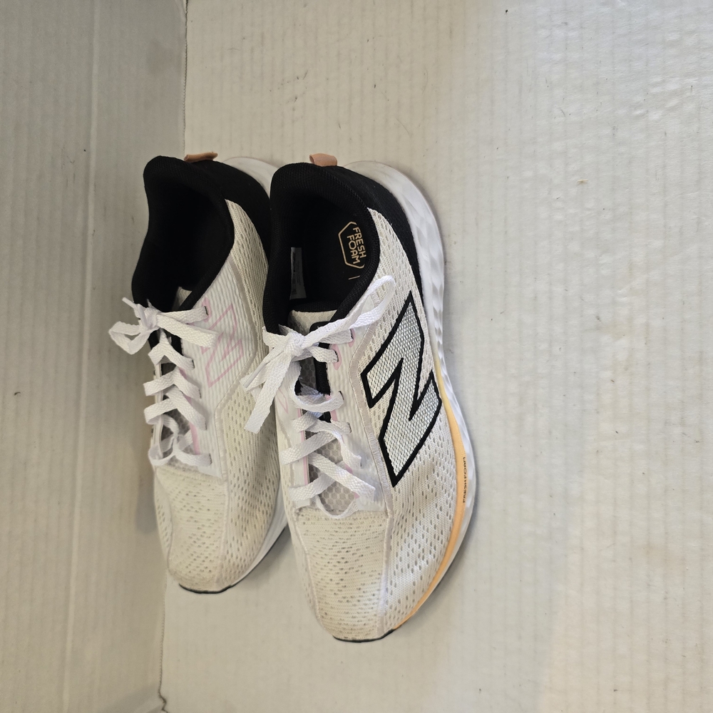 New Balance Women White Sneakers‎ - Picture 4 of 7